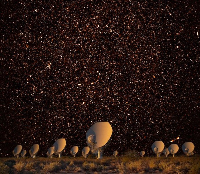Составное изображение наблюдения, показывающего тысячи галактик в радиолампе и радиотелескопов MeerKAT в южноафриканской полупустыне Кару. Самые яркие пятна - светящиеся радиогалактики, питаемые сверхмассивными черными дырами. Бесчисленные слабые точки - это далекие галактики, подобные нашему Млечному Пути, слишком слабые, чтобы их можно было обнаружить до сих пор. Поскольку радиоволны распространяются со скоростью света, это изображение является машиной времени, которая анализирует историю звездообразования во Вселенной.
