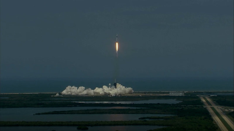 Астронавты НАСА запускают из Америки в историческом испытательном полете SpaceX Crew Dragon