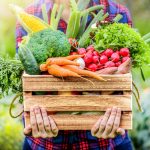 Употребление большего количества растительной пищи может снизить риск сердечных заболеваний у молодых людей и пожилых женщин